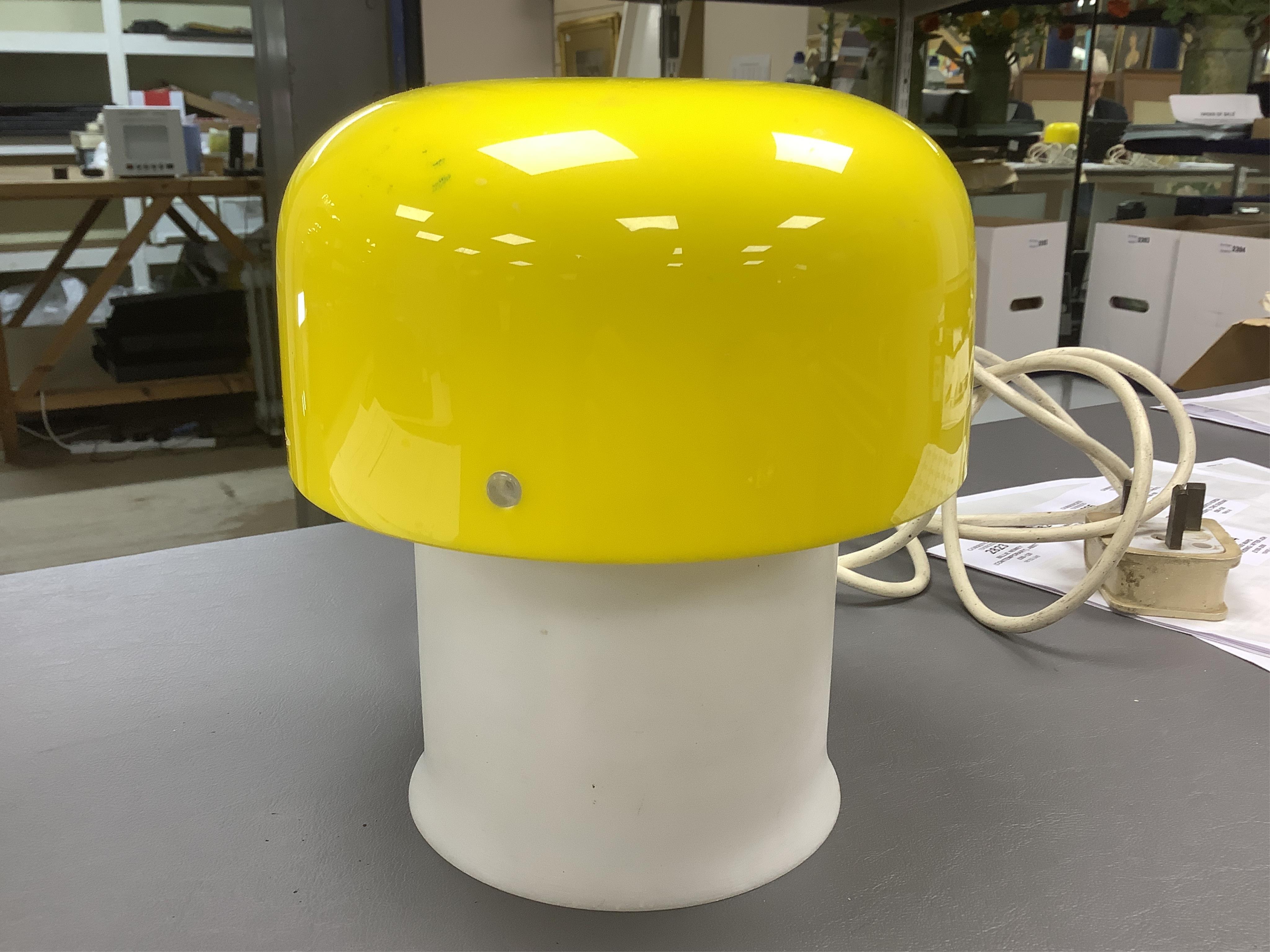 A 1970s yellow mushroom table lamp by Luigi Lassoni for Guzzini, 19cm
